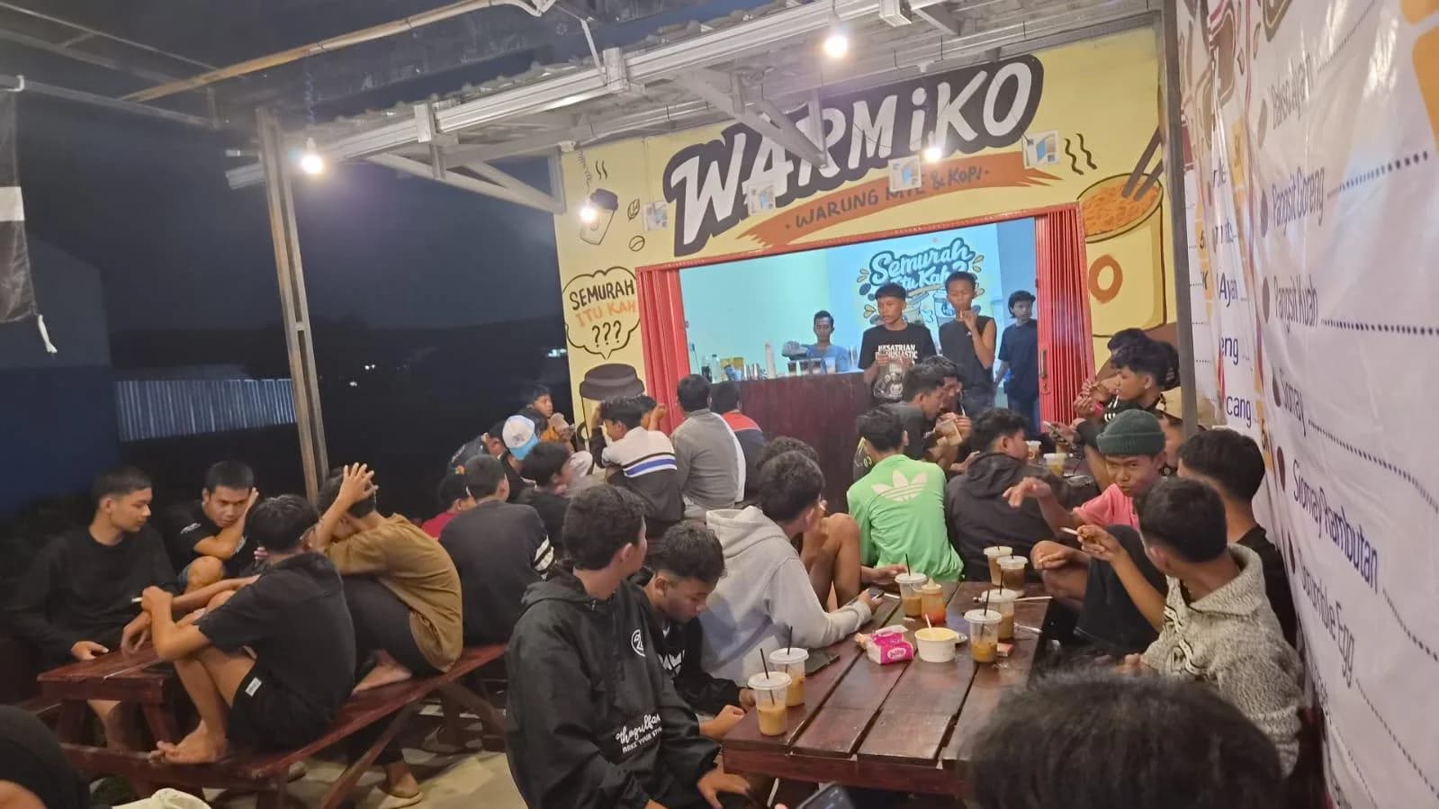 Suasana Ramai Pembeli Warmiko